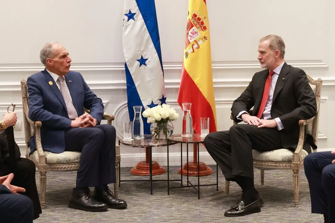 Nasry Asfura junto al rey Felipe