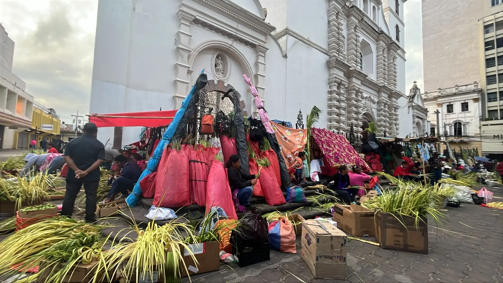 Ramos frente a iglesia