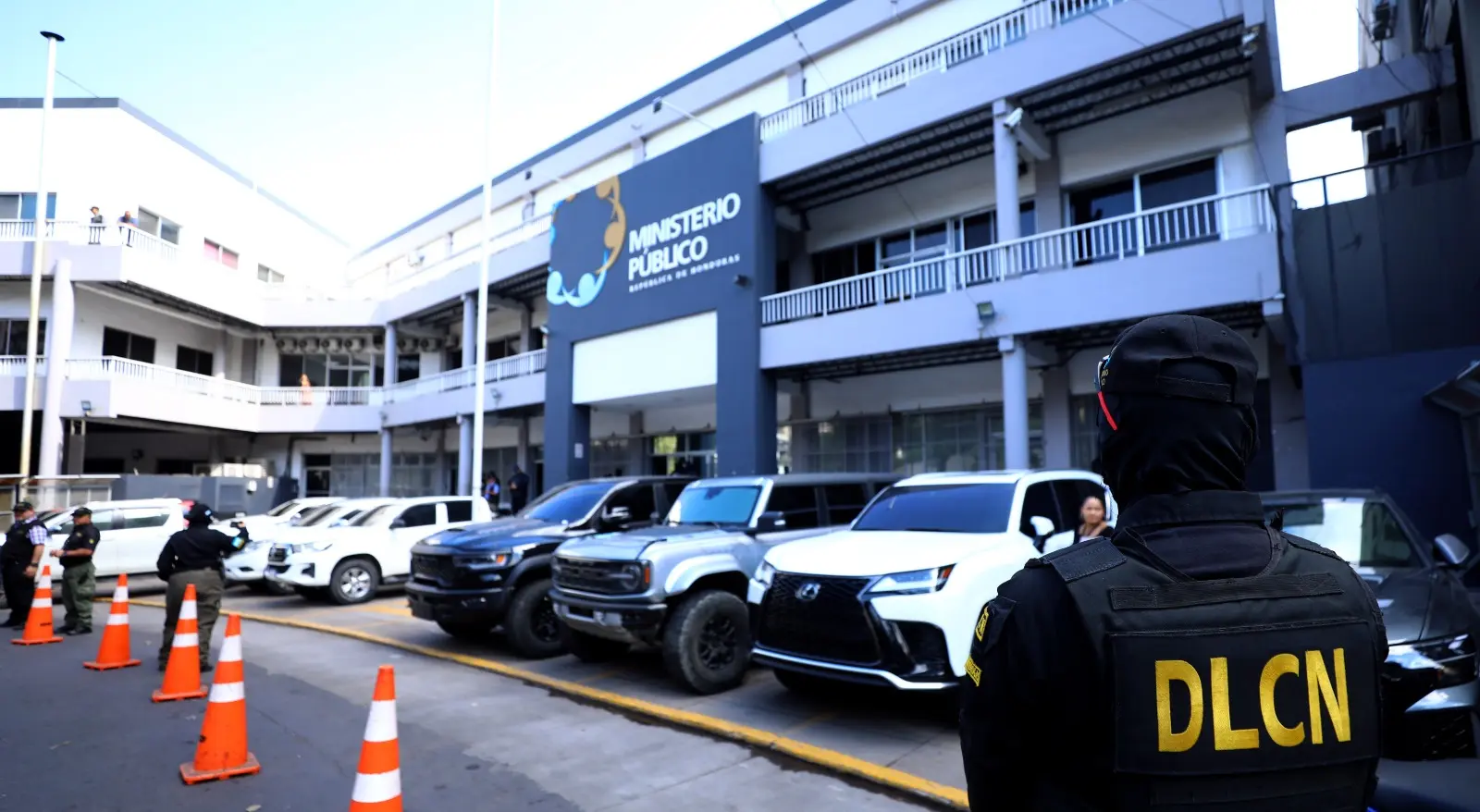 carros estacionados frente al Ministerio Público