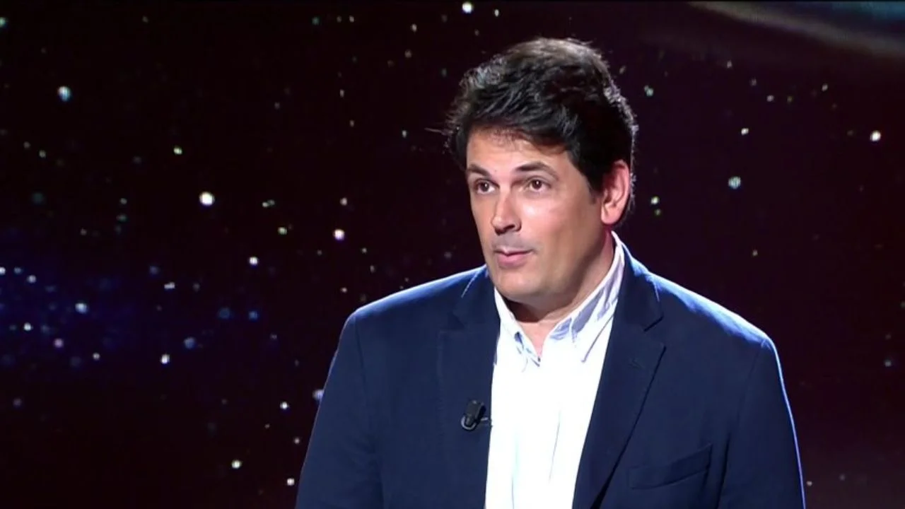 José María Olmo vestido con saco azul y camisa blanca.
