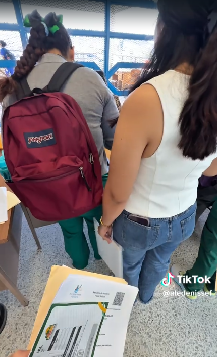 Hondureña vuelca pero se va a la UNAH