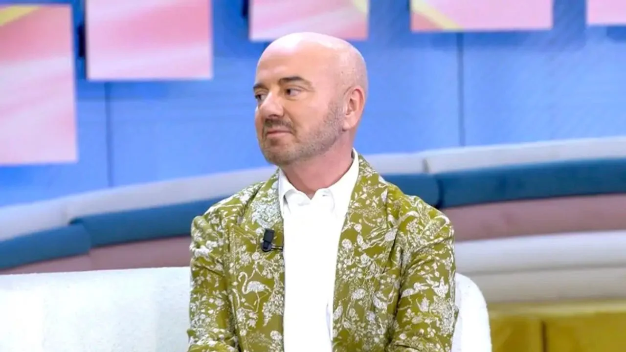 Luis Pliego con un saco verde con estampado y una camisa blanca.