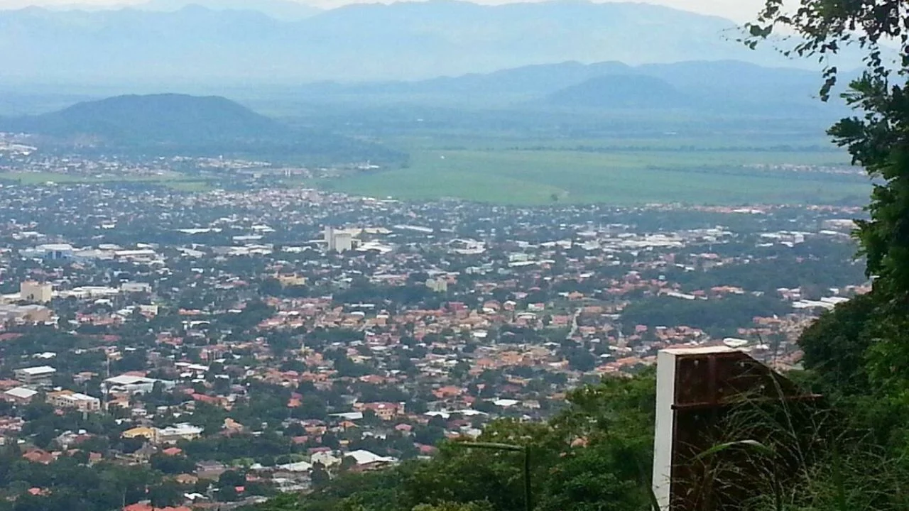 Vista de San Pedro Sula desde el mirador del sendero de Coca Cola.