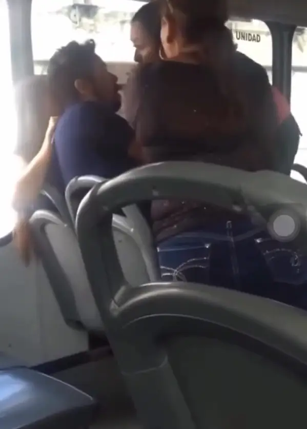 momento en que la embarazada macanea a la amante de su esposo dentro del bus 
