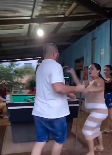 Mujer fajea al esposo tras hallarlo con la supuesta amante