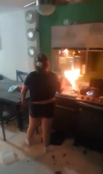 Momento en que la mujer quema su casa 
