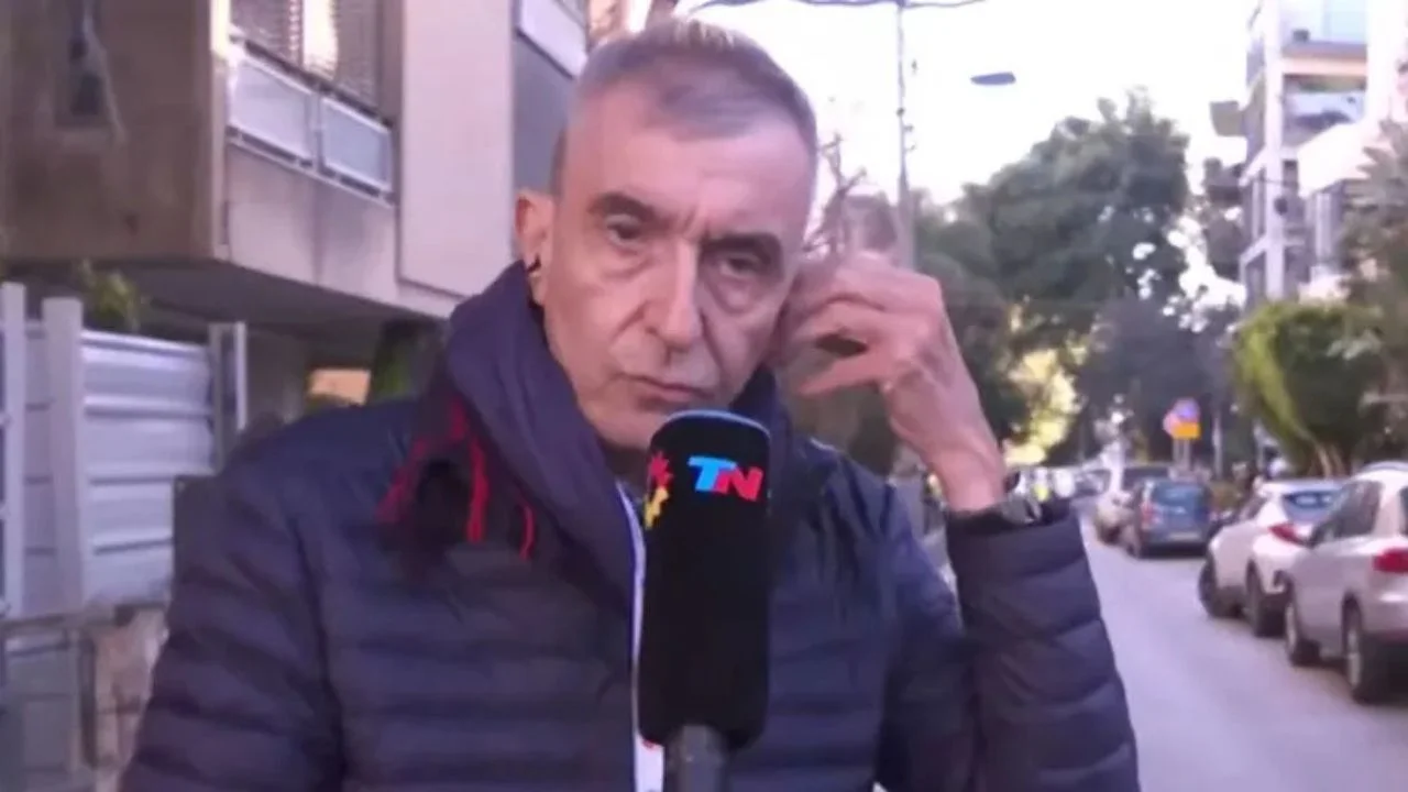 Nelson Castro reporteando desde la calle.