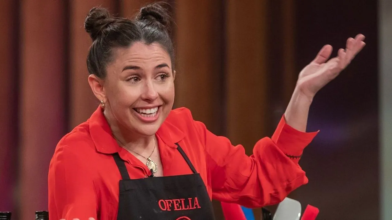 Ofelia Hentschel con delantal negro de MasterChef