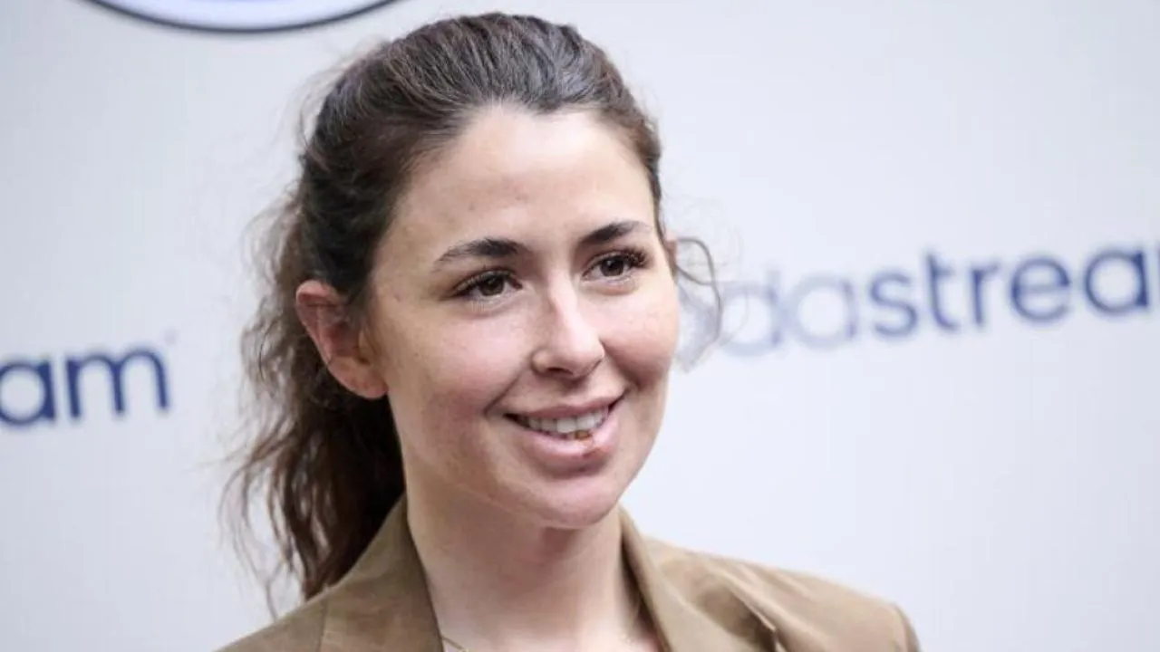 Ofelia Hentschel con un blazer café y una blusa blanca