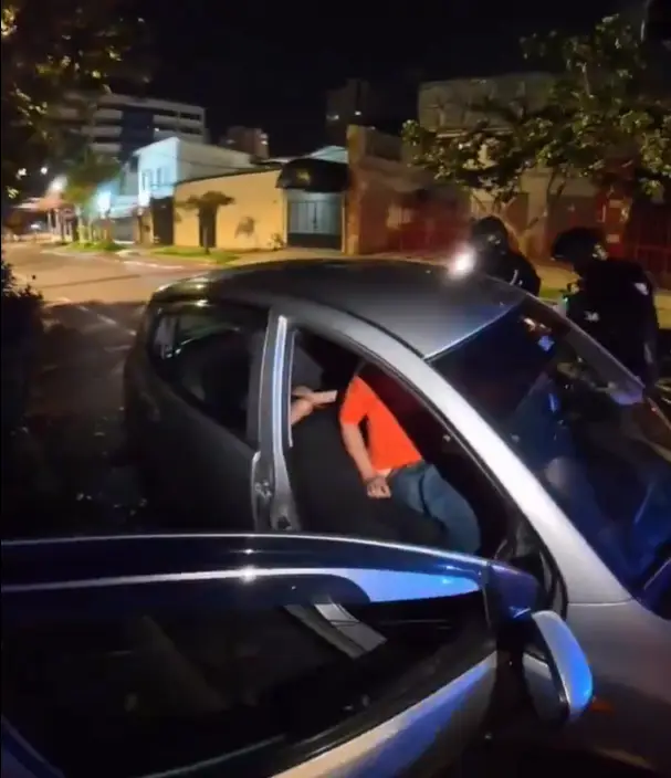 pareja actos íntimos carro