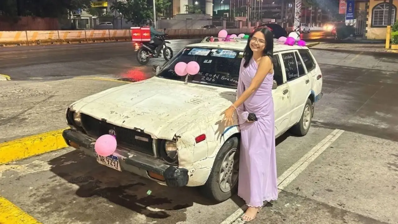 Imagen de Ella es Kendi, la joven graduada de la UNAH que recibió emotivas felicitaciones