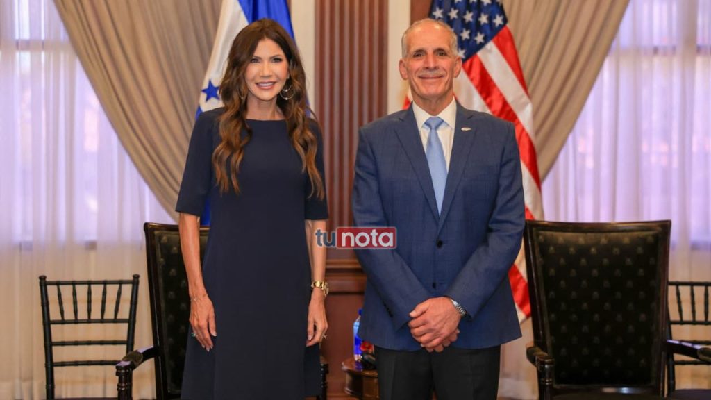 Fotos de Kristi Noem en su visita a Casa Presidencial.