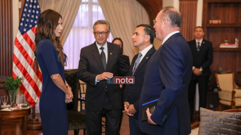 Fotos de Kristi Noem en su visita a Casa Presidencial.