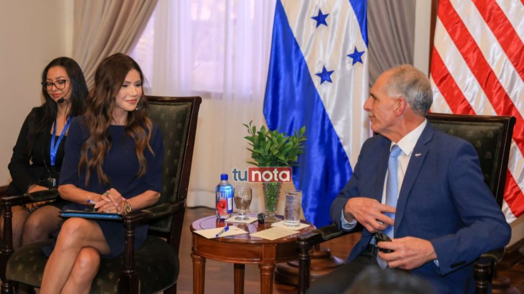 Fotos de Kristi Noem en su visita a Casa Presidencial.