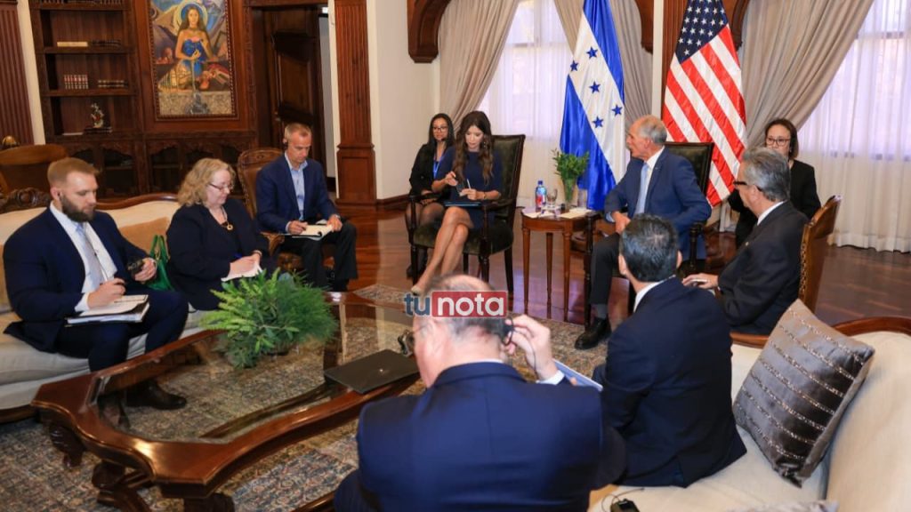 Fotos de Kristi Noem en su visita a Casa Presidencial.