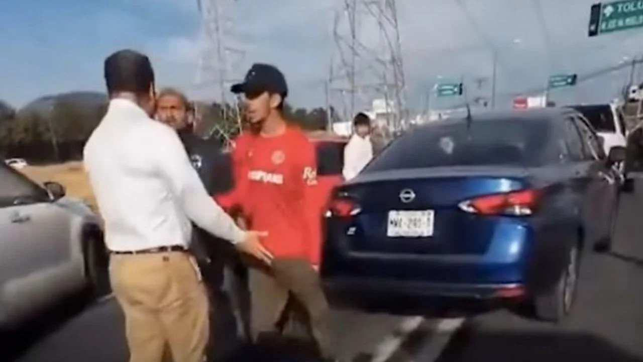'Te lo pago, dinero me sobra, papi': captan brutal pelea tras choque Imagen de 'Te lo pago, dinero me sobra, papi': captan brutal pelea tras choque