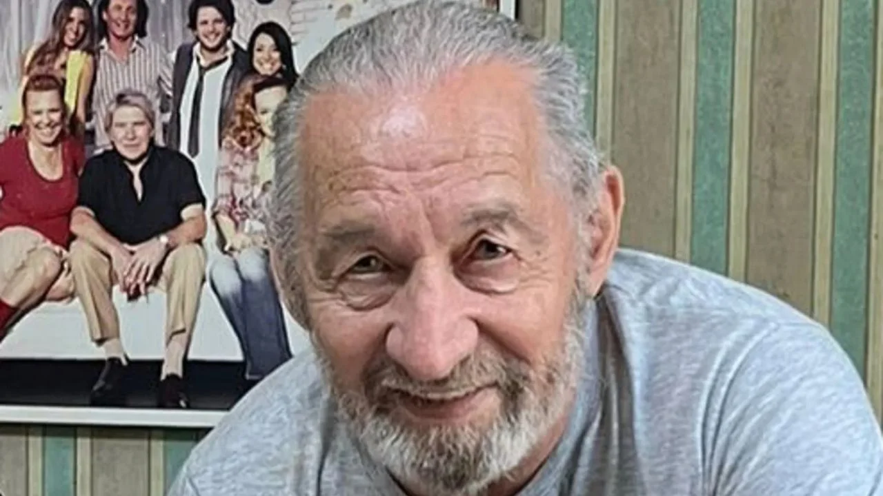 Aldo Funes vestido con una camisa gris.