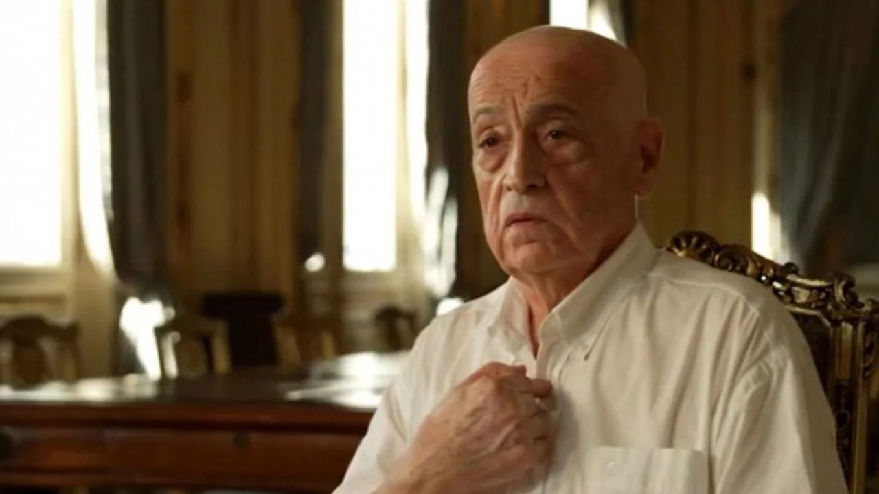 Luis Labraña vestido con camisa blanca de botones.