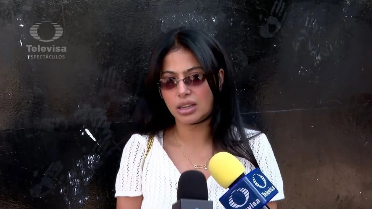 Yael Duval dando entrevista a medios de comunicación.