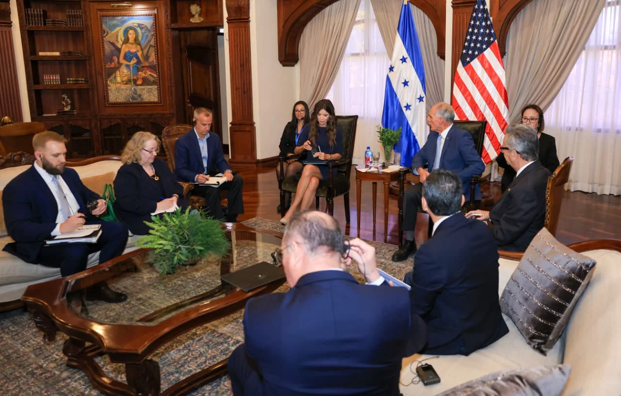 Autoridades habkan en casa presidencial