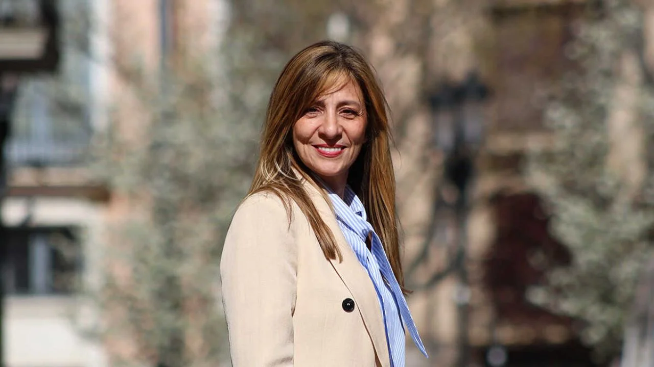 Reyes Monforte con un sobretodo beige.