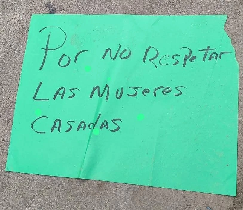 Rótulo encontrado en la escena del crimen.
