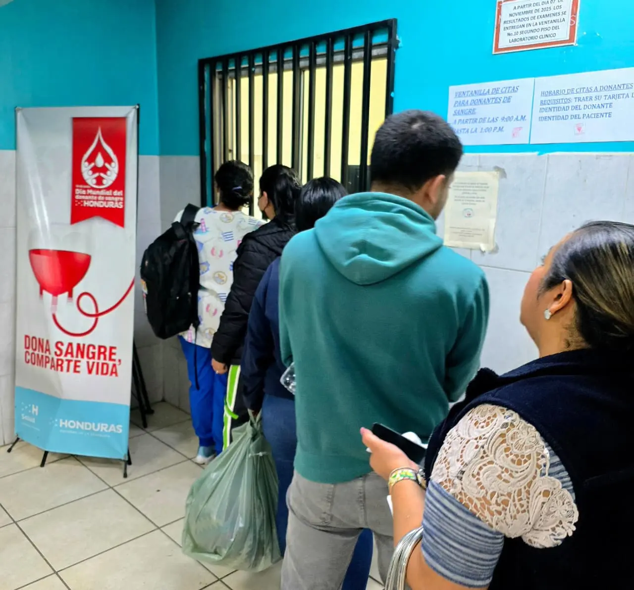 Hondureños haciendo fila para donar sangre en el Hospital Escuela.