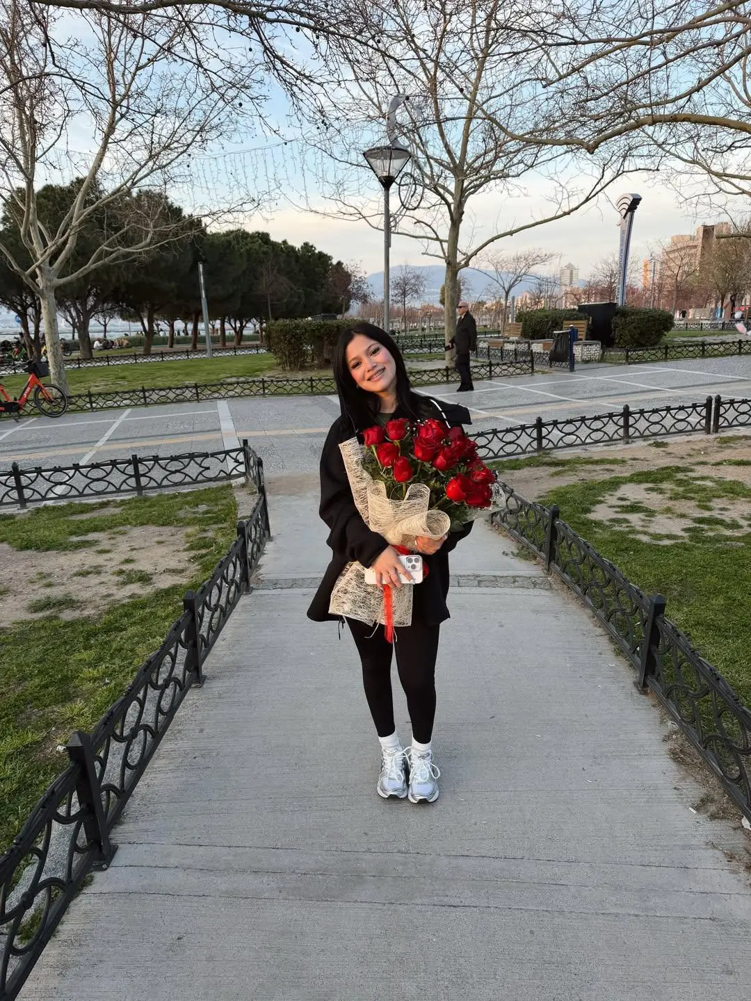 Influencer con su ramo de rosas que le regalo alenis en Europa