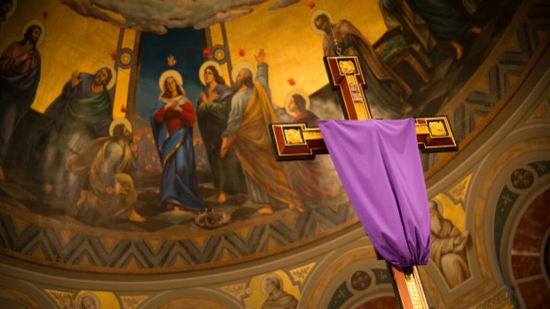 Imagen de iglesia cubierta con tela morada.
