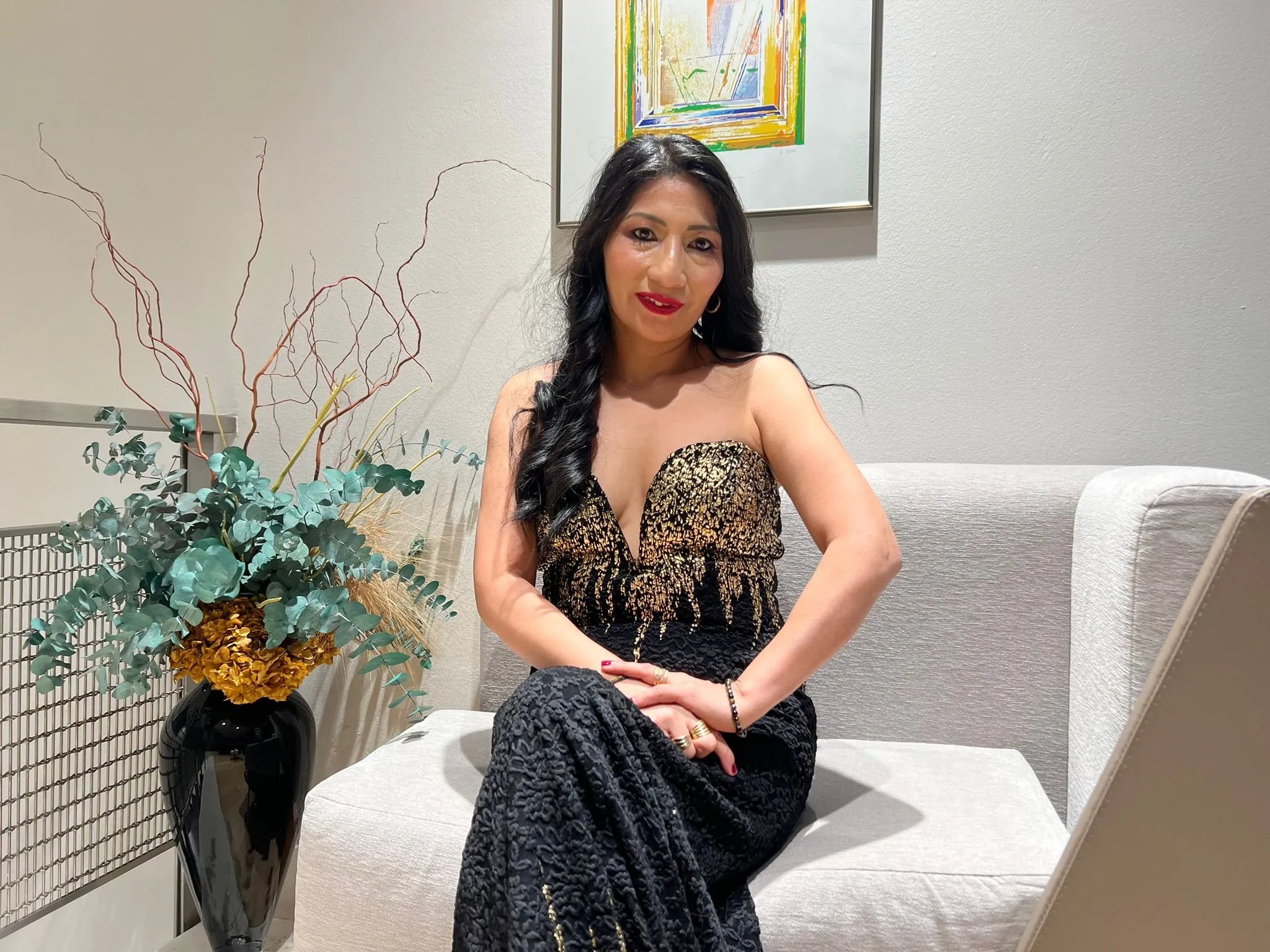 Soledad Villa sentada
