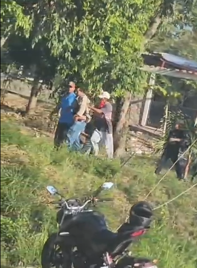 Momento en que el conductor del rapidito donde murieron madre e hijo intentaba huir tras el accidente 