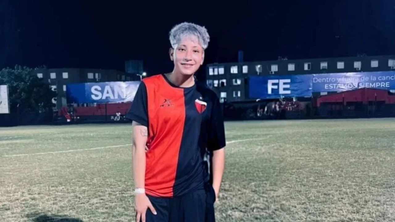 Tiara Lemos en un campo de fútbol.