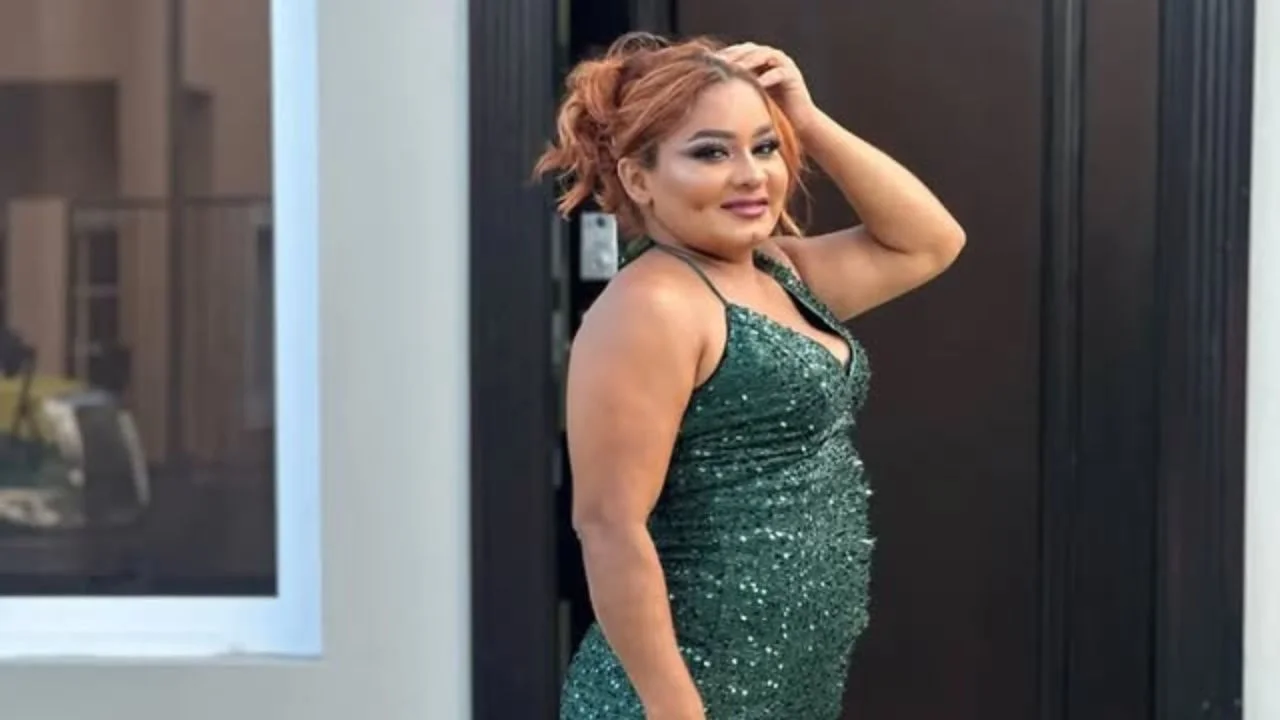 Paty Burgos con un vestido verde.