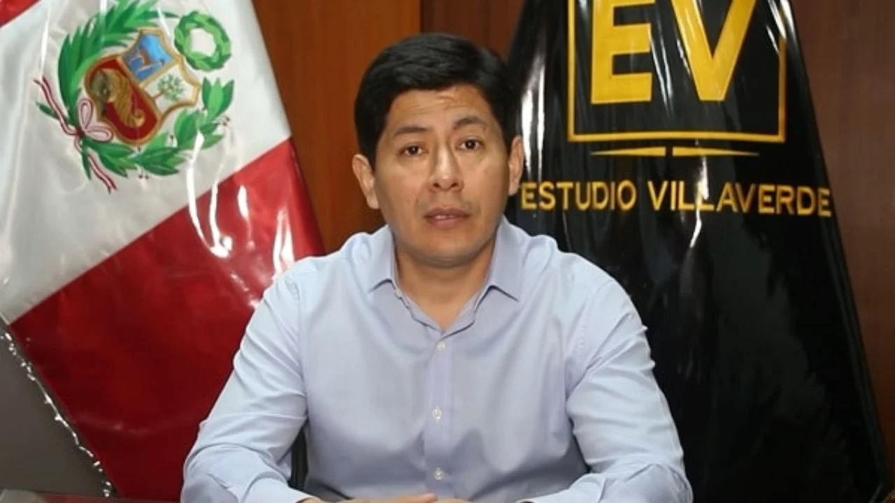 Zamir Vilaverde con camisa azul de botones.