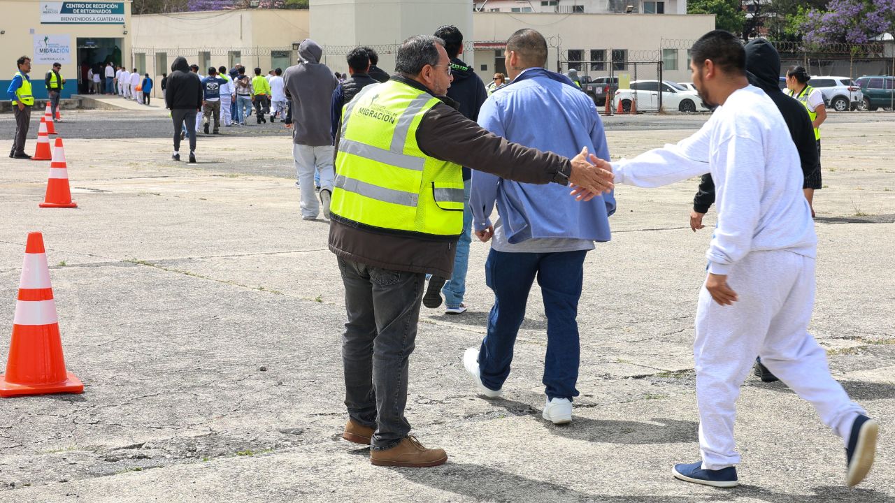 Imagen de EE.UU. deporta a 63 hondureños a Guatemala bajo acuerdo regional