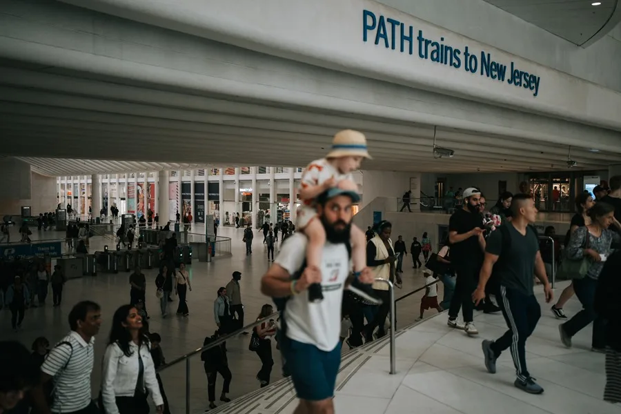 Fotografía de archivo de personas que transitan hacia los trenes que parten a Nueva Jersey (EE.UU.). los boletos