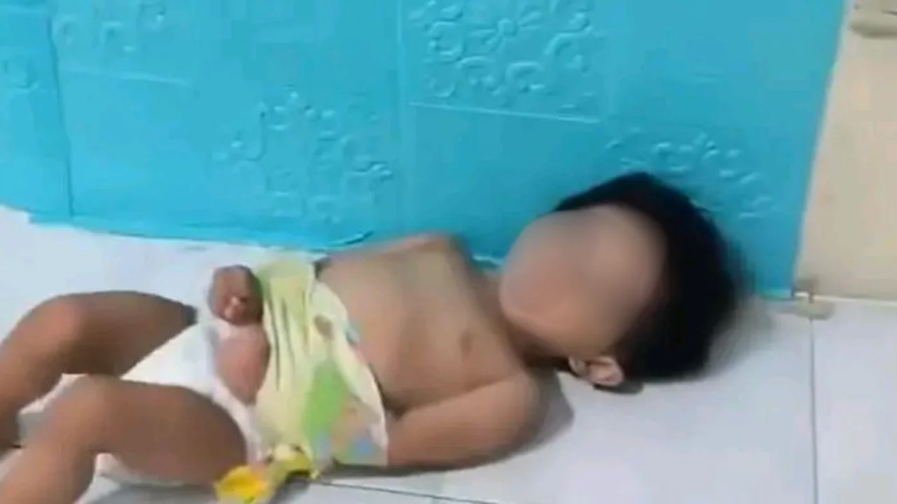Sus manos y pies estaban atados. Algunos se encontraban completamente desnudos o únicamente con pañales. en guardería