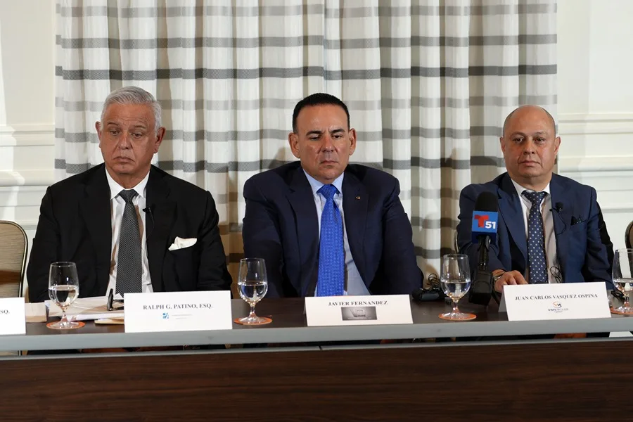 El abogado principal de Patino y Asociados, Ralph Patino (i), el presidente de Vid Music Global (VMG), Javier Fernández (c), y el agente de la FIFA, Juan Carlos Vázquez, participan en una rueda de prensa en Miami, Florida (Estados Unidos). EFE Alberto Boal