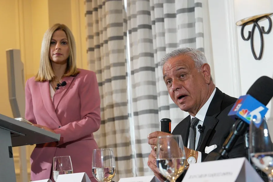 El abogado principal de Patino y Asociados, Ralph patino, habla junto a la abogada Elizabeth Patino, durante una rueda de prensa en Miami, Florida (Estados Unidos). EFE Alberto Boal