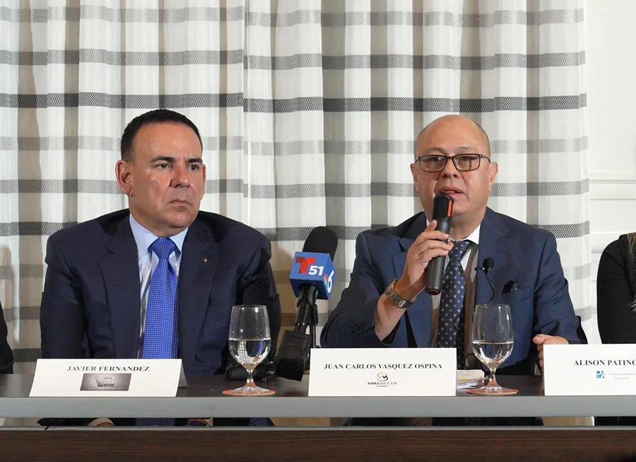 El agente de la FIFA, Juan Carlos Vázquez (d), habla junto al presidente de Vid Music Global (VMG), Javier Fernández, durante una rueda de prensa en Miami, Florida (Estados Unidos). 