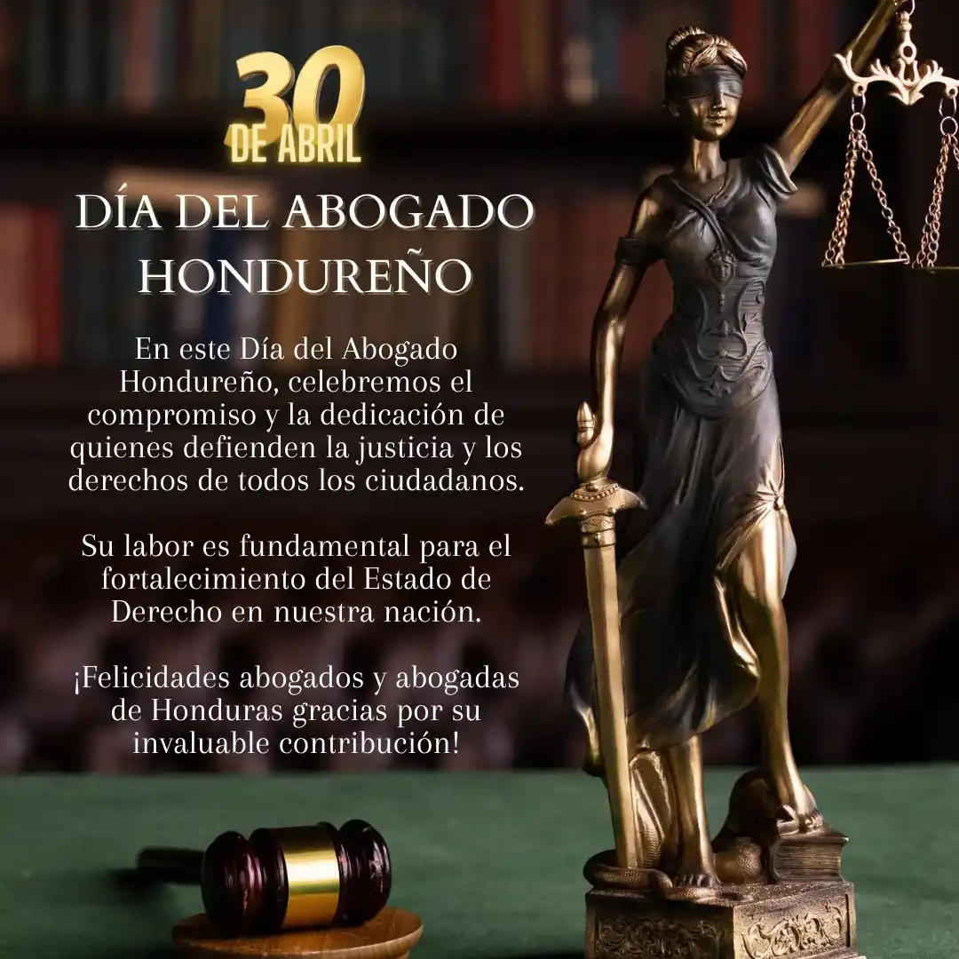 Una estatua de justicia y a la izquierda un mensaje por el Día del Abogado en Honduras 