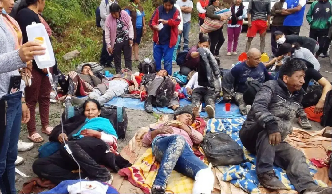 Personas heridas luego de que bus cae a barranco en Bolivia