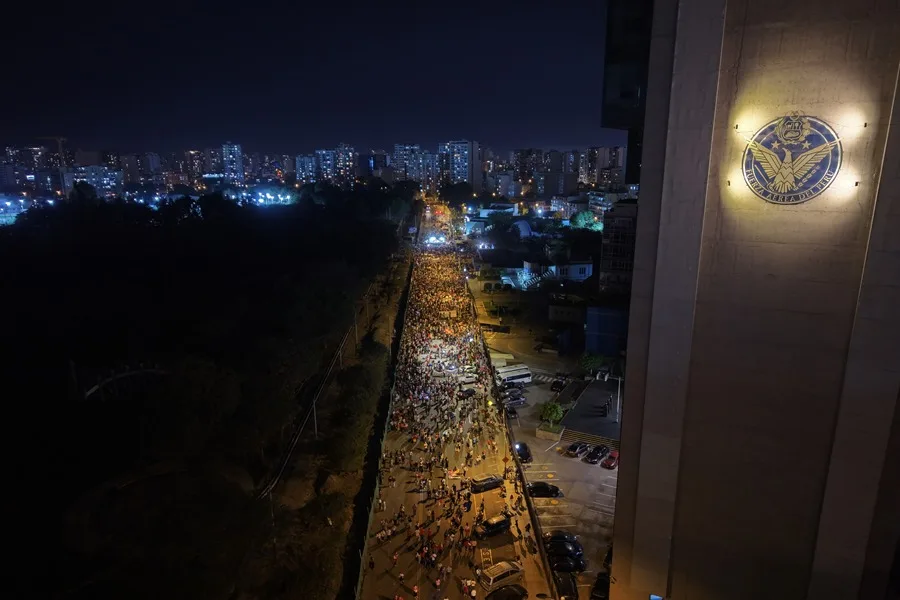 Fotografía aérea que muestra a personas participando este domingo, en la Gran Marcha Defendamos la democracia, una manifestación convocada por personas que creen que hubo fraude electoral en las elecciones presidenciales en Perú, en Lima (Perú). 