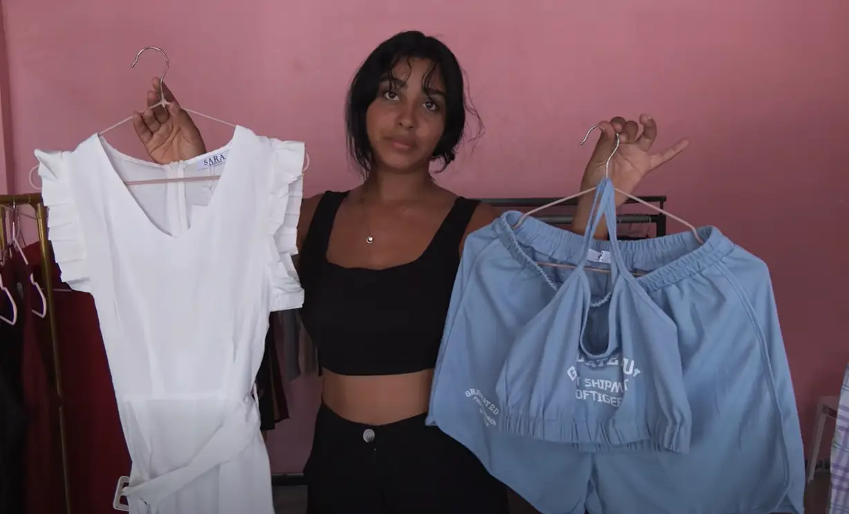 Foto de la hondureña que se quedó sola en la inauguración de su tienda