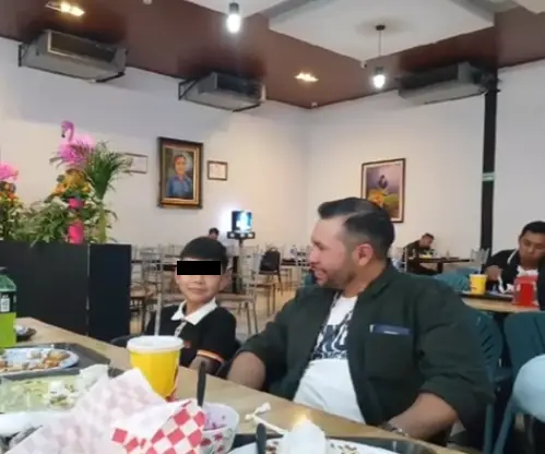 Kenneth, menor que perdió a su madre y hermano, junto a su padre 