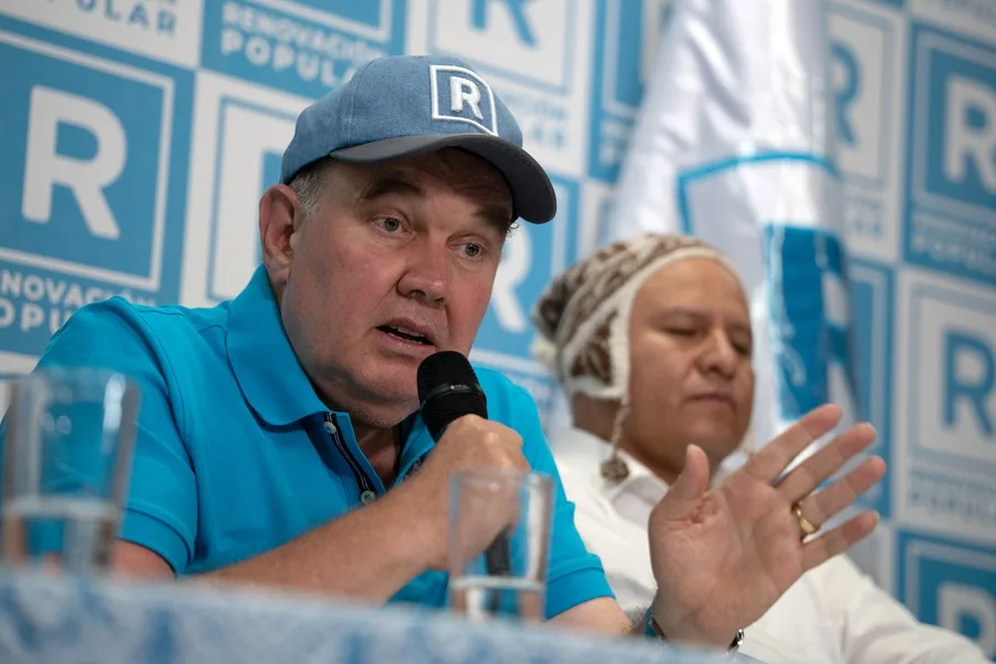 Fotografía del candidato ultraconservador por el partido Renovación Popular, Rafael López Aliaga, habla en una rueda de prensa este domingo, en Lima (Perú).