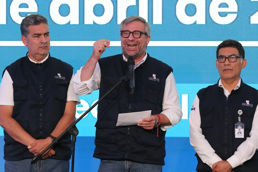 El jefe de la Oficina Nacional de Procesos Electorales (ONPE), Piero Corvetto (c), en una fotografía de archivo.