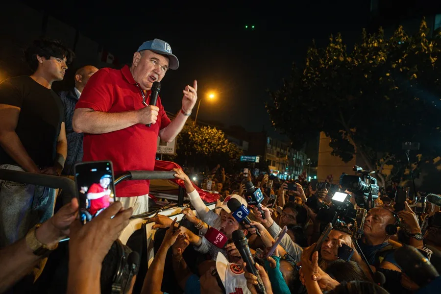 El candidato presidencial peruano ultraconservador Rafael López Aliaga habla durante una manifestación este martes, frente a las instalaciones del Jurado Nacional de Elecciones (JNE) en Lima (Perú).