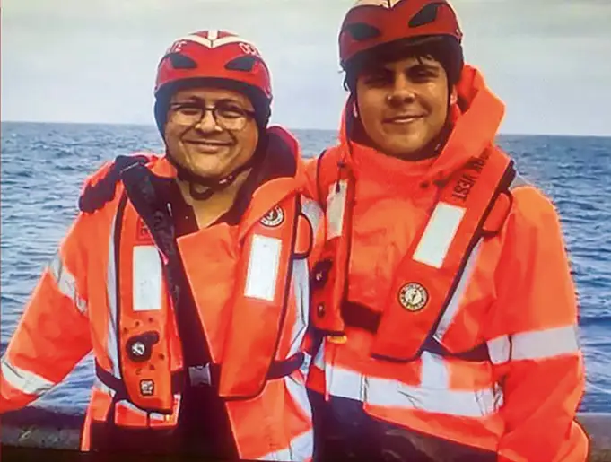 Foto de Shahzada Dawood y su hijo Suleman, antes de subir como pasajeros al submarino Titán