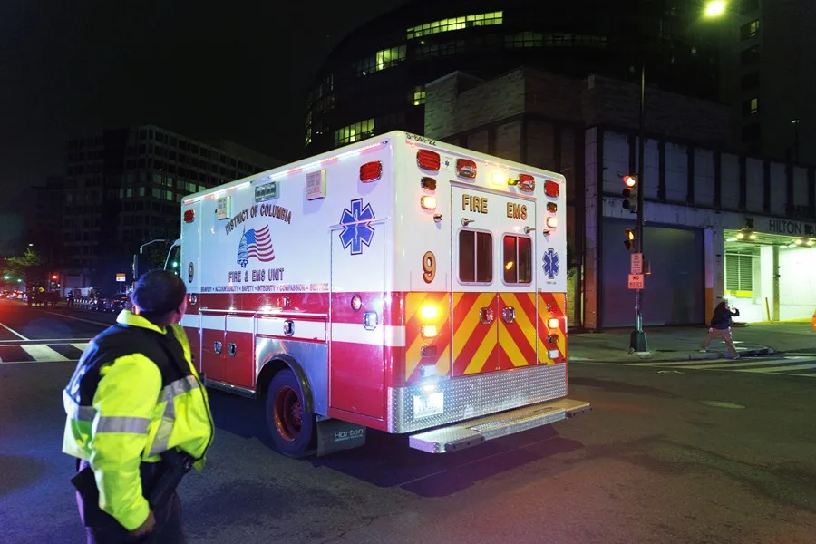 Vista de un vehículo de emergencia afuera del hotel en el que un hombre llamado Cole Allenintentó asesinar a Donald Trump, el 25 de abril de 2026